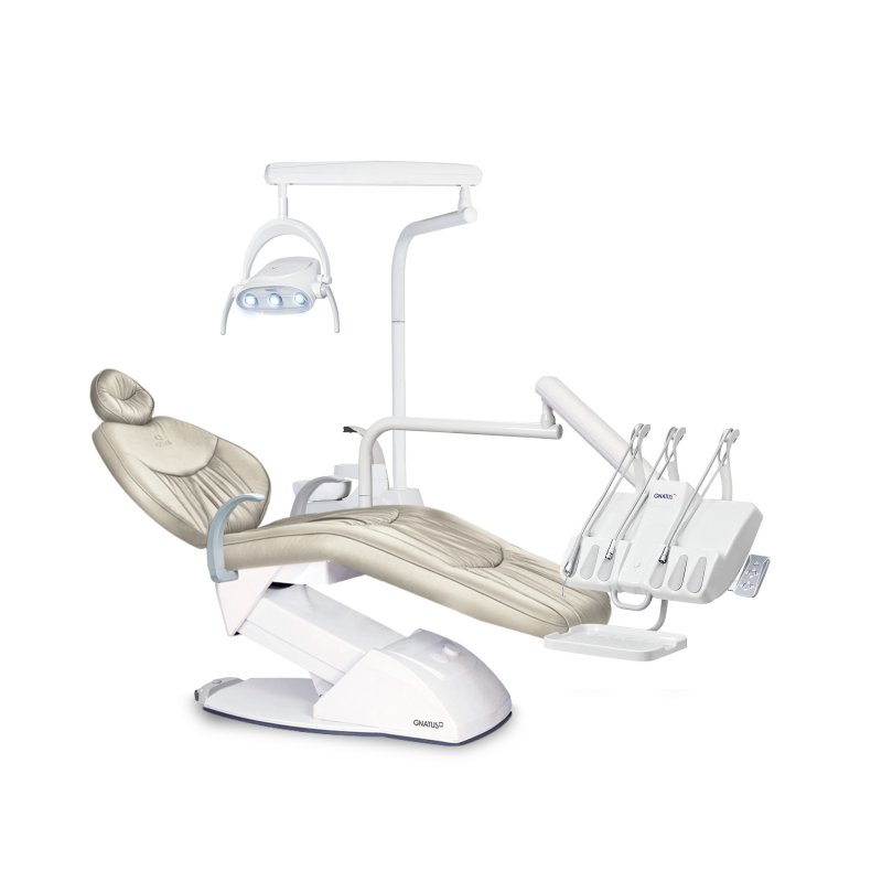 Conheça a versatilidade e conforto do consultório Gnatus G2 SF   A G2 SF foi idealizada para que o cirurgião dentista consiga obter seu máximo desempenho com  muita segurança, possui estofamento mais amplo e confortável com sistema Easy-fix para facilitar a higienização, podendo ser em couro com disponibilidade de cores. O equipo possui encontro de cabeça bi-articulado, braços com movimentação horizontal e ajuste de nível, comporta até 6 terminais. A unidade de água e cuba rebatível em 90º com sistema de regulagem da vazão. O sistema de iluminação conta com a economia da lâmpada e 3 leds com sensor de proximidade. Quer 5 motivos para você ter uma cadeira G2 em seu consultório? - Melhor custo benefício do mercado pela categoria da cadeira - Entrega imediata e frete grátis para algumas regiões do Brasil -  A maior rede de Assistência Técnica -   Qualidade incomparável, nenhuma é igual ou a mesma que Gnatus - Quem tem Gnatus faz parte da história da odontologia Quer que um consultor entre em contato e tire todas suas dúvidas? Preencha o formulário abaixo, que em até 24h em dias úteis, você receberá um contato.