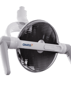 Gnatus G1 SF G1 SF consultório odontológico A cadeira odontológica G1 SF Gnatus foi projetada para entregar desempenho, conforto e praticidade em cada detalhe do seu consultório. Com estrutura robusta e ergonomia cuidadosamente pensada, ela proporciona estabilidade, segurança e fluidez durante todos os procedimentos clínicos. Seu design funcional favorece uma rotina mais dinâmica e organizada, contribuindo para atendimentos mais eficientes e uma experiência mais confortável para profissional e paciente. Clique no botão abaixo e solicite um orçamento.