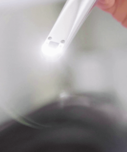 Câmera Intraoral Timex 1H Câmera intraoral Timex A câmera intraoral Timex 1H é uma ferramenta poderosa. Com ela é possível exibir em tempo real para o paciente a situação da sua arcada, melhorando o poder de persuasão sobre a necessidade dos tratamentos. Também permite armazenar a situação dos dentes antes do tratamento e comparar com os resultados, para melhorar o atendimento e aumentar a percepção de valor sobre o serviço prestado. Além da utilidade prática de facilitar a visualização de pequenos detalhes da arcada diretamente em uma tela de alta definição acoplada a cadeira odontológica.