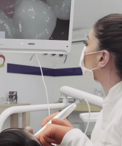 Câmera Intraoral Timex 1H Câmera intraoral Timex A câmera intraoral Timex 1H é uma ferramenta poderosa. Com ela é possível exibir em tempo real para o paciente a situação da sua arcada, melhorando o poder de persuasão sobre a necessidade dos tratamentos. Também permite armazenar a situação dos dentes antes do tratamento e comparar com os resultados, para melhorar o atendimento e aumentar a percepção de valor sobre o serviço prestado. Além da utilidade prática de facilitar a visualização de pequenos detalhes da arcada diretamente em uma tela de alta definição acoplada a cadeira odontológica.