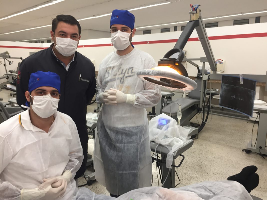 Curso de Especialização de Implantes da UNIFEB Curso de Especialização de Implantes da UNIFEB Na última Sexta – Feira a Gnatus esteve mais uma vez presente no módulo do curso de Especialização de Implantes da UNIFEB coordenado pelo Prof. Mr. Cássio Torres de Toledo. Os alunos utilizaram o motor AVANTI S para realizar os protocolos cirúrgicos do dia.