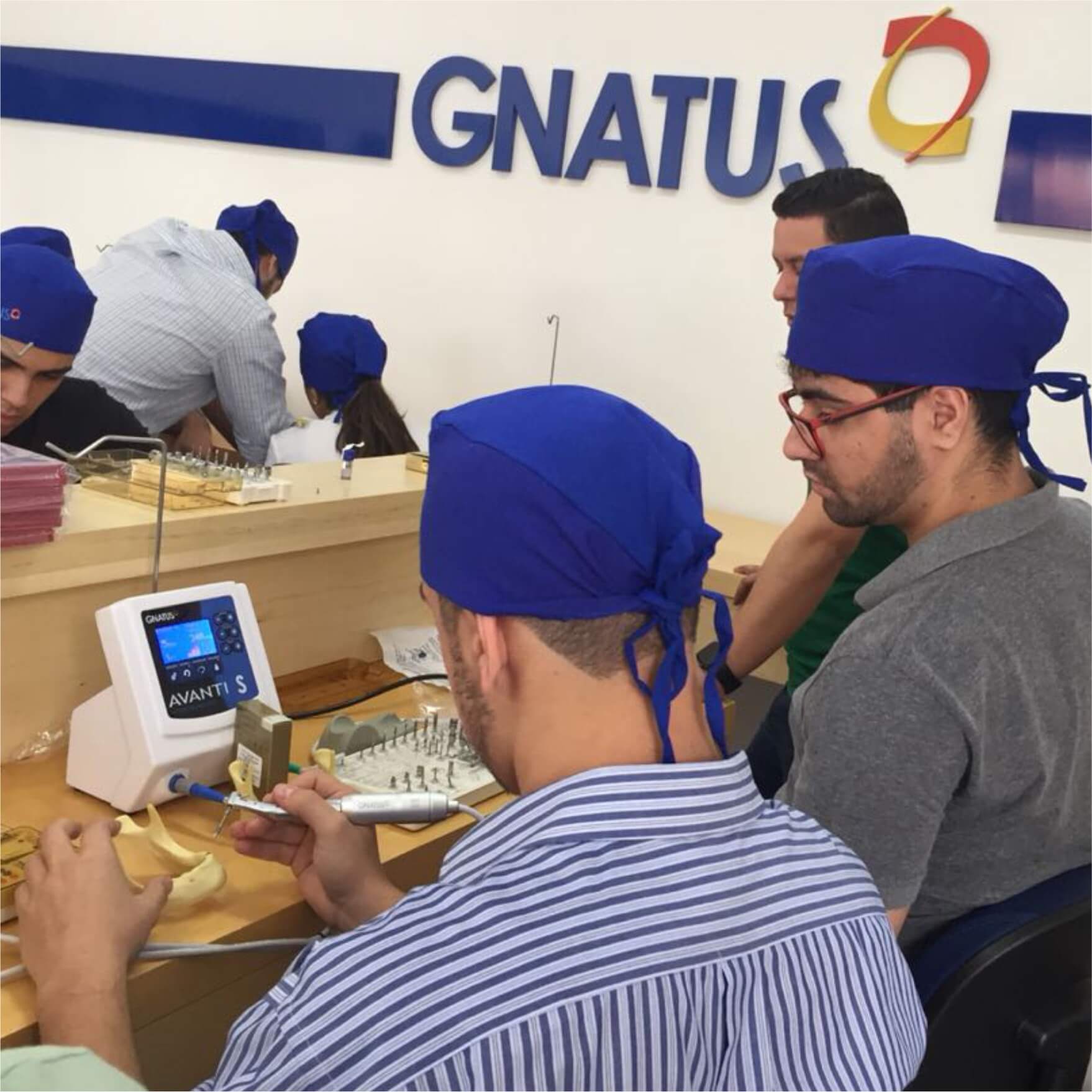 Curso de Atualização de Implante Curso de Atualização de Implante Aconteceu na sede da Gnatus Barretos, o Hands on em parceria com a APCD Barretos e a Conexão sistema de Próteses; Nele utilizamos os motores de implante Avanti, Avanti S e o Contra Ângulo de Implante X20S.