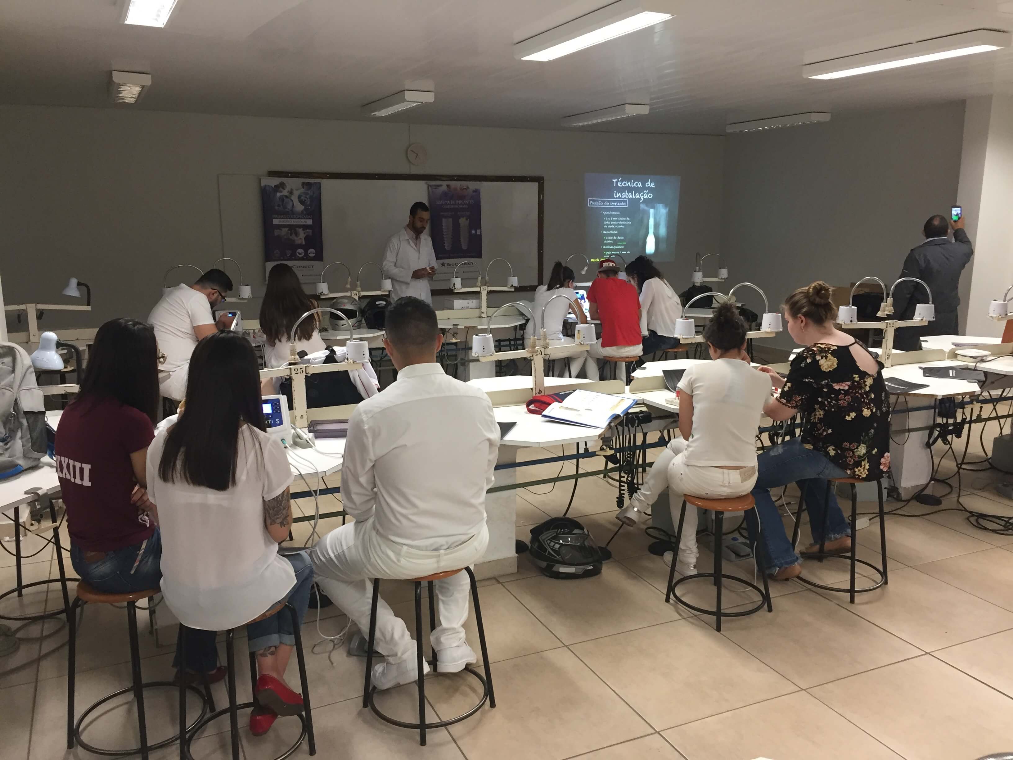 Jornada Acadêmica de Odontologia UNIFEB Jornada Acadêmica de Odontologia UNIFEB A Gnatus participou do (JOA) Jornada Odontológica Acadêmica da UNIFEB, evento científico voltado para acadêmicos e, também, profissionais formados com a finalidade de agregar conhecimento de diferentes assuntos e linha de pesquisa de modo a aperfeiçoar e atualizar o conhecimento dos participantes.