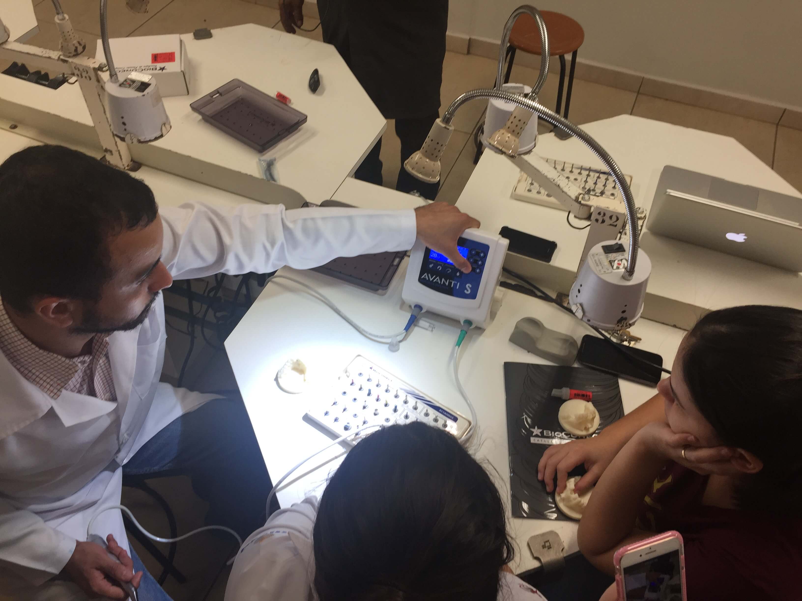 Jornada Acadêmica de Odontologia UNIFEB Jornada Acadêmica de Odontologia UNIFEB A Gnatus participou do (JOA) Jornada Odontológica Acadêmica da UNIFEB, evento científico voltado para acadêmicos e, também, profissionais formados com a finalidade de agregar conhecimento de diferentes assuntos e linha de pesquisa de modo a aperfeiçoar e atualizar o conhecimento dos participantes.