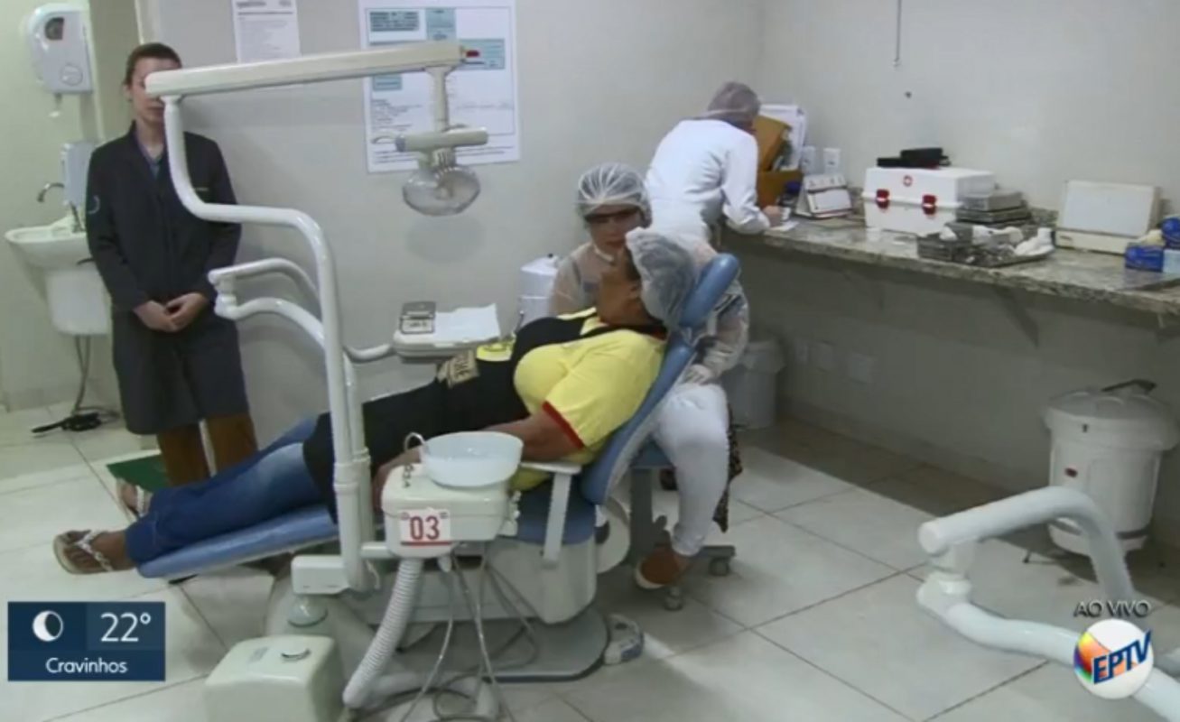 Consultórios Gnatus na Festa do Peão de Barretos Localizada na feira comercial do evento, a clínica com equipos Gnatus G1 Fit SF ofereceu atendimentos gratuitos de urgência e emergência, sem agendamento prévio. Turistas, funcionários e familiares puderam contar com os serviços de curativos de canal, restaurações, higienização de prótese, raspagem e exames clínicos.