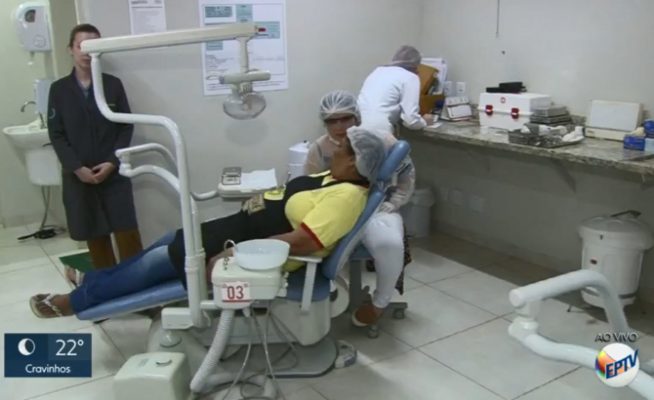 Consultórios Gnatus na Festa do Peão de Barretos Localizada na feira comercial do evento, a clínica com equipos Gnatus G1 Fit SF ofereceu atendimentos gratuitos de urgência e emergência, sem agendamento prévio. Turistas, funcionários e familiares puderam contar com os serviços de curativos de canal, restaurações, higienização de prótese, raspagem e exames clínicos.
