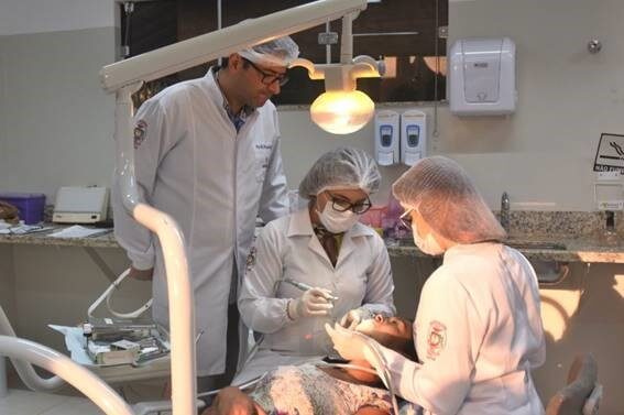 Consultórios Gnatus na Festa do Peão de Barretos Consultórios Gnatus na Festa do Peão de Barretos Localizada na feira comercial do evento, a clínica com equipos Gnatus G1 Fit SF ofereceu atendimentos gratuitos de urgência e emergência, sem agendamento prévio. Turistas, funcionários e familiares puderam contar com os serviços de curativos de canal, restaurações, higienização de prótese, raspagem e exames clínicos.