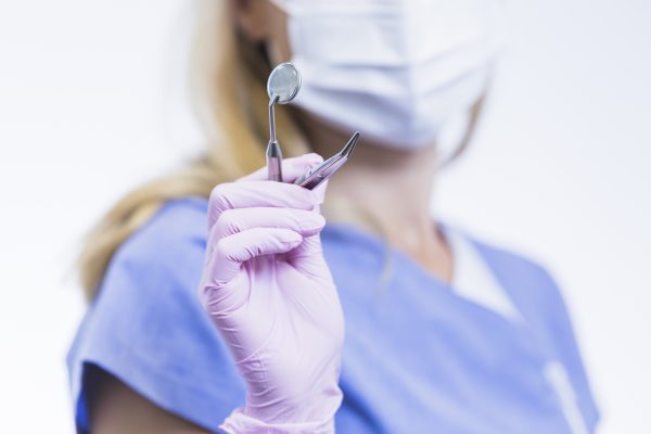 Profilaxia para COVID Aos poucos os procedimentos eletivos começam a ser retomados. O que é motivo de alegria, mas também de atenção. Já que o cirurgião dentista encontra-se no grupo de risco entre os profissionais de saúde.