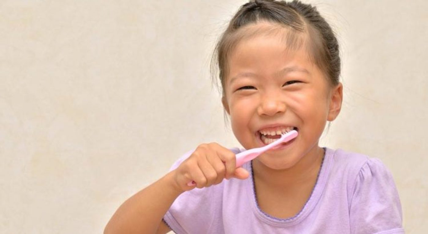 Quando as crianças devem começar a escovar os dentes? ciosp gnatus evento odontológico Veja as principais questões desse primeiro momento: quando começar a escovar os dentes do bebê?
