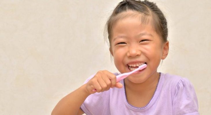 Quando as crianças devem começar a escovar os dentes? Veja as principais questões desse primeiro momento: quando começar a escovar os dentes do bebê?