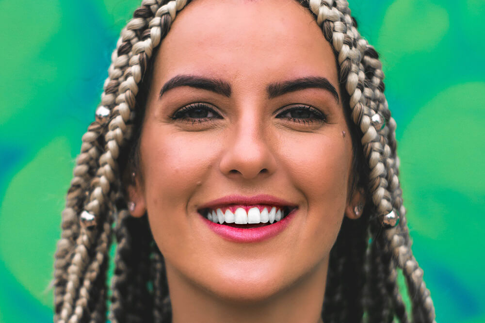 Aos 28 anos de idade brasileiros já perderam em média 5 dos 32 dentes Na busca de mais qualidade de vida e um sorriso harmônico, o implante dentário está cada vez mais popular entre os pacientes. O setor cresce, em média, 15% ao ano e, segundo estimativas do Conselho Federal de Odontologia (CFO), deve manter o ritmo na próxima década, uma vez que o número de pessoas sem os dentes ainda é elevado no país.