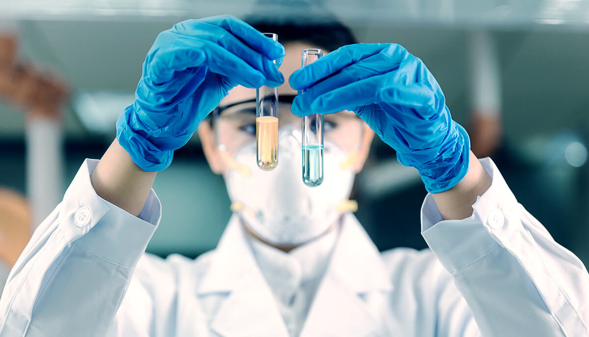 Pessoa analisando duas amostras biológicas