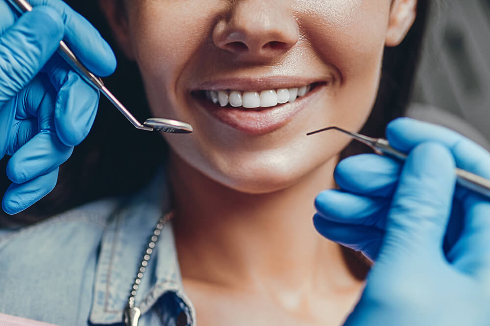 Profissional da saúde bucal tem papel fundamental em época de pandemia Neste momento em que a pandemia foi estabelecida pela OMS é necessário que todos os profissionais da área de saúde colaborem e estabeleçam o que vão fazer, segundo a professora e coordenadora do Núcleo de Evidências da Faculdade de Odontologia da USP em São Paulo, Fernanda Campos de Almeida Carrer.