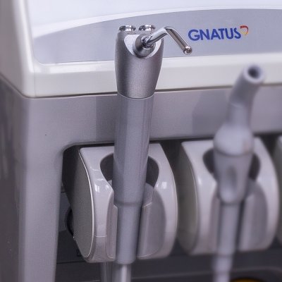 Seringa tríplice – entenda mais sobre seringa tríplice Indispensável a qualquer consultório odontológico a seringa tríplice é de modo geral utilizado para procedimentos de limpeza e secagem durante o tratamento dentário. Mas tem seu destaque em procedimentos odontológicos que requerem profilaxia apropriada.