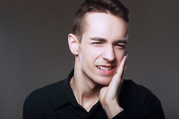 Extrair dentes do siso pode beneficiar higienização da boca Na adolescência, é comum ter que extrair os dentes do siso ou “do juízo”, como a maioria das pessoas se referem aos nossos terceiros molares, presentes no final da arcada dentária, tanto na parte superior como na inferior e dos dois lados. Com a palavra, o professor Eduardo Sanches Gonçales, do Departamento de Cirurgia da Faculdade de Odontologia de Bauru (FOB) da USP.