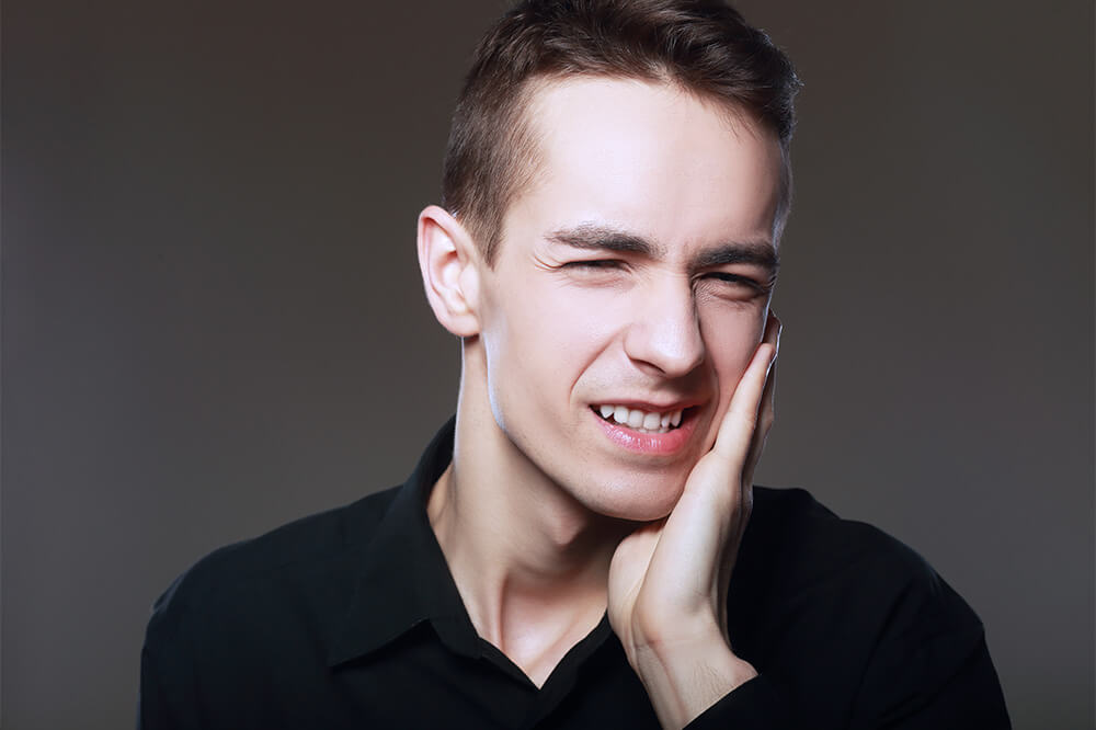 Extrair dentes do siso pode beneficiar higienização da boca Na adolescência, é comum ter que extrair os dentes do siso ou “do juízo”, como a maioria das pessoas se referem aos nossos terceiros molares, presentes no final da arcada dentária, tanto na parte superior como na inferior e dos dois lados. Com a palavra, o professor Eduardo Sanches Gonçales, do Departamento de Cirurgia da Faculdade de Odontologia de Bauru (FOB) da USP.