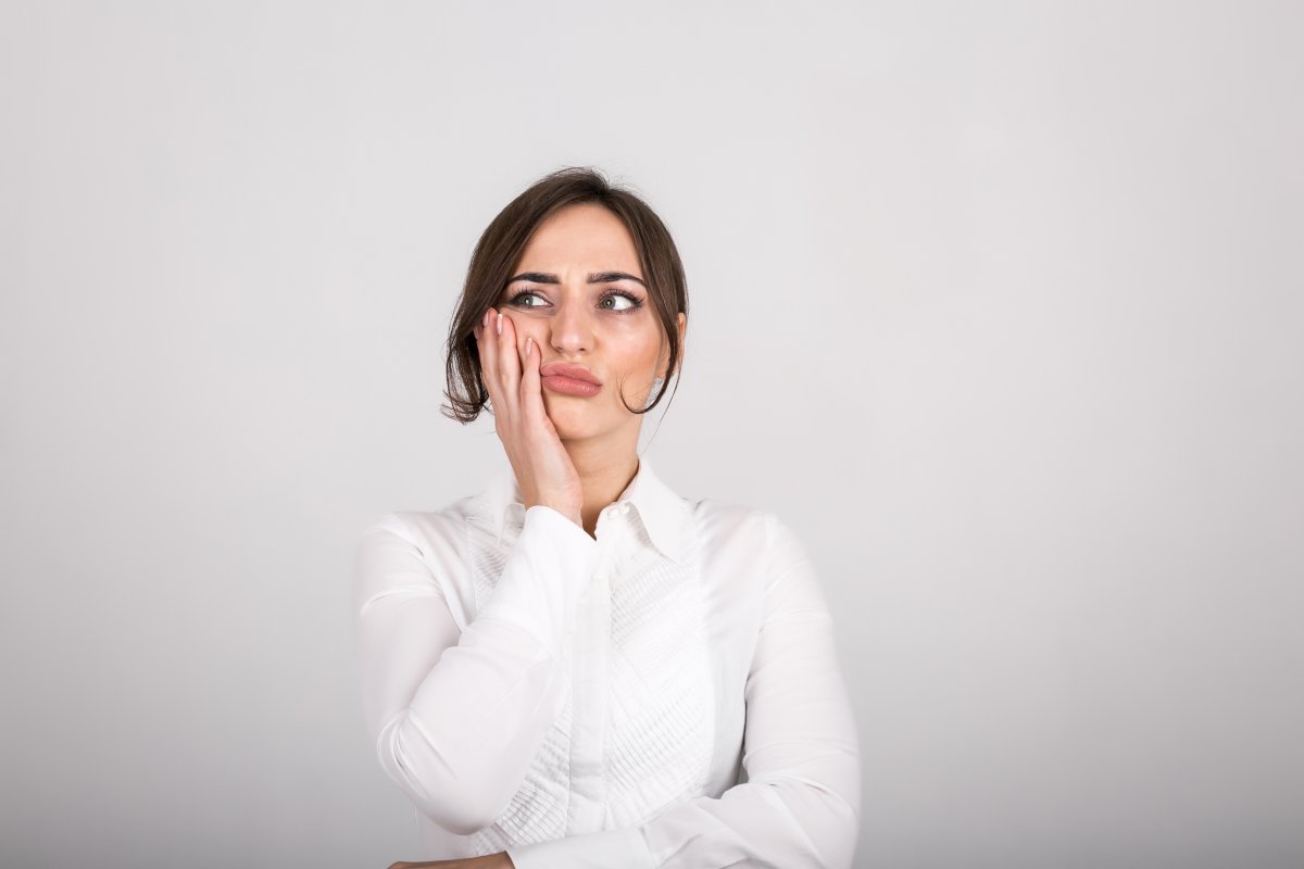 Hipersensibilidade dentinária Segundo a professora Linda Wang, da área de Dentística da Faculdade de Odontologia da USP em Bauru, as consequências da perda do esmalte do dente e da dentina são variáveis e dependem de fatores como idade, comportamento do paciente e grupos dentários que foram comprometidos. Adverte que a perda do tecido que protege o dente pode causar comprometimentos funcionais e facilitar o acúmulo de biofilme, levando à necessidade de restauração.