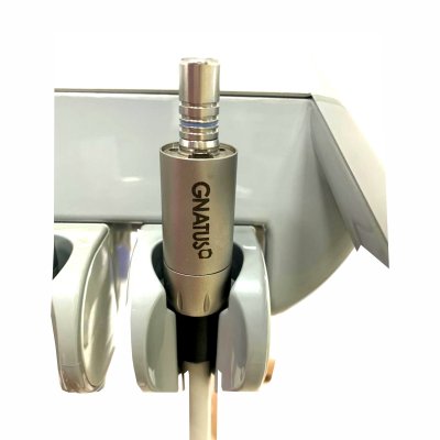 As vantagens do Micromotor elétrico Elite 100 Gnatus Que nos desculpe os provérbios, mas a realidade é que são nos menores micromotores que estão os melhores produtos e é por isso que a Gnatus tem o menor e melhor micromotor elétrico do mercado. O nosso micromotor elétrico Elite 100 tem inúmeras vantagens e tecnologias a seu favor e mesmo não sendo um equipamento de natureza essencial em um consultório, todos os dentistas que têm contato com um, nunca mais vive sem. O micromotor elétrico Elite 100 reduz de maneira significante o nível de ruído uma vez que não necessita de ar comprimido para geração de velocidade que se dá por indução eletromagnética. Nosso micromotor também tem a vantagem por ser compacto. O menor micromotor do mercado! O que garante ao profissional menos a fadiga no pulso durante a preparação natural dos dentes. Aqui...você ainda pode escolher o modelo que mais se encaixa no seu dia a dia, pois uma ferramenta prática e eficiente como essa, não pode ser específica para uma vertente só. Temos o modelo disponível para ser acoplado em equipo, avulso ou portátil – para bancada. A versão portátil é ideal para o profissional que faz atendimento home-office, atende em mais de uma clínica ou dividi o consultório com outros profissionais, pois, esse modelo você pode levar consigo e não estar “preso” a uma única cadeira. Já quando o consultório é todinho seu, vale a pena investir em um acoplado no equipo. Afinal... esse equipamento vai ser essencial no seu dia a dia e não vai valer correr o risco de esquecer ele em casa, antes de ir para o consultório. Escolha a melhor versão e garanta já a sua!  Cadastre-se agora: