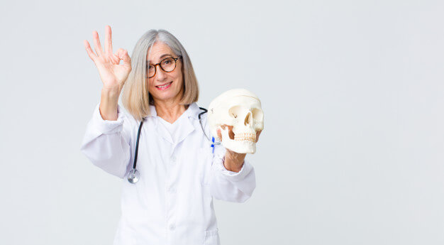 Cirurgia ortognática corrige deformidades e anomalias dos maxilares Cirurgia ortognática corrige deformidades ou anomalias dos maxilares, ou seja, alterações de crescimento da maxila e mandíbula que podem causar problemas funcionais e estéticos. Para falar sobre essa cirurgia, O jornal da USP ouviu o professor Fernando Melhem Elias, da disciplina de Cirurgia da Faculdade de Odontologia (FO) da USP.