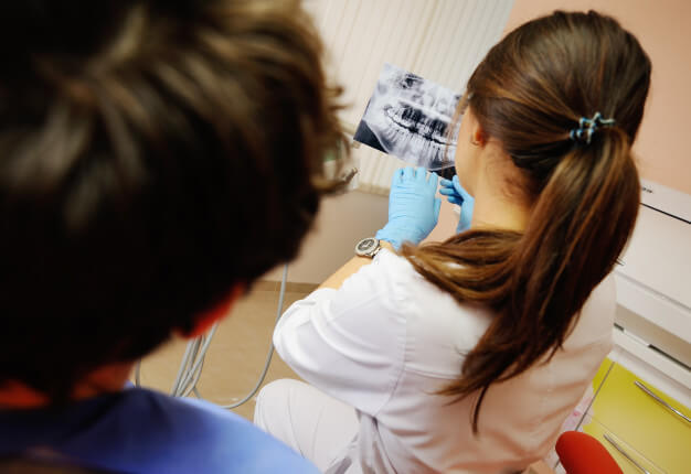 5 equipamentos necessários para um procedimento cirúrgico de rizogênese Traumas dentários como acidentes na prática de exercícios e acidentes domésticos, dependendo do impacto, podem comprometer a saúde bucal.