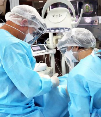 um dentista e sua ajudante traballhando