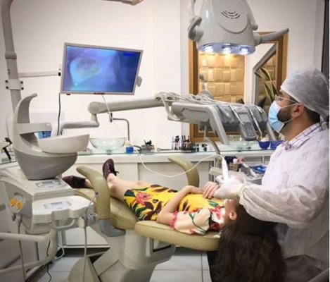 Odontologia humanizada: Abordagem de odontopediatras na adaptação das crianças dentista analisando por vídeo os dentes de uma criança