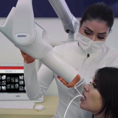 Mulher fazendo raio x digital