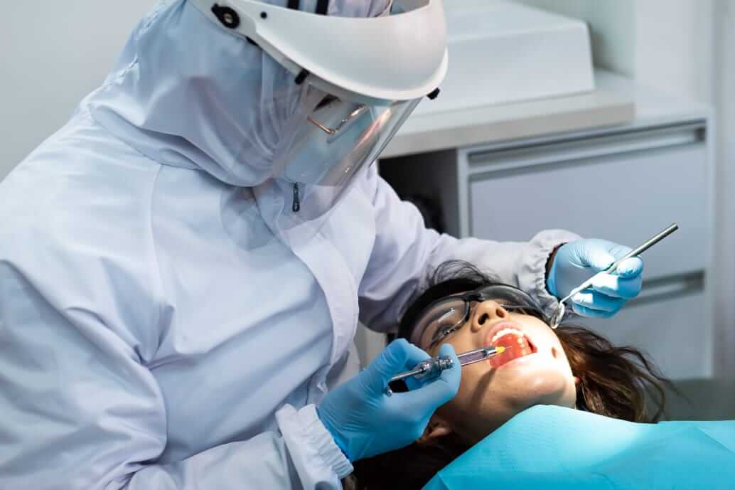 A biossegurança em seu consultório odontológico A biossegurança em seu consultório odontológico A biossegurança é de grande importância no trabalho do dentista e existem várias recomendações para serem seguidas nas clínicas e ou consultórios odontológicos. Ela se faz essencial por assegurar que o paciente e os profissionais envolvidos não se machuquem e ou se contaminem. Por isso entender como agir irá minimizar os riscos no seu consultório. Veja as dicas abaixo: