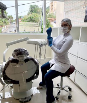 A biossegurança em seu consultório odontológico A biossegurança é de grande importância no trabalho do dentista e existem várias recomendações para serem seguidas nas clínicas e ou consultórios odontológicos. Ela se faz essencial por assegurar que o paciente e os profissionais envolvidos não se machuquem e ou se contaminem. Por isso entender como agir irá minimizar os riscos no seu consultório. Veja as dicas abaixo: