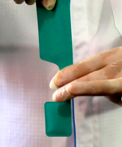 Filme Radiográfico Odontológico Autorrevelável Gnatus Filme autorrevelável gnatus Filme Radiográfico Odontológico Autorrevelável Gnatus Filme autorrevelável gnatus Caixa de filme radiográfico intraoral autorrevelador Gnatus (30,5 × 40,5 mm), pronta para uso sem câmara escura: revela e fixa em 50 segundos com menor exposição ao RX e alta definição. Material atóxico e não poluente, sem chumbo, cádmio ou tiossulfatos, com durabilidade de até 10 anos. Design ergonômico para posicionamento confortável (anteriores e posteriores) e compatibilidade com paralelismo e vídeo-radiografia digital.