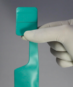 Filme Radiográfico Odontológico Autorrevelável Gnatus Filme autorrevelável gnatus Filme Radiográfico Odontológico Autorrevelável Gnatus Filme autorrevelável gnatus Caixa de filme radiográfico intraoral autorrevelador Gnatus (30,5 × 40,5 mm), pronta para uso sem câmara escura: revela e fixa em 50 segundos com menor exposição ao RX e alta definição. Material atóxico e não poluente, sem chumbo, cádmio ou tiossulfatos, com durabilidade de até 10 anos. Design ergonômico para posicionamento confortável (anteriores e posteriores) e compatibilidade com paralelismo e vídeo-radiografia digital.