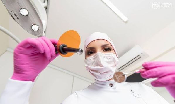 A importância de uma fotoativação de qualidade nos procedimentos clínicos A importância de uma fotoativação de qualidade nos procedimentos clínicos A fotoativação é um processo que garante a qualidade final das restaurações adesivas diretas e indiretas. Para garantir bons resultados em procedimentos de restauração é indispensável um equipamento de fotopolimerização de excelência, por isso a escolha do equipamento correto é importante.