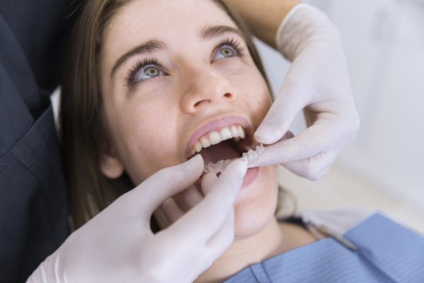 As vantagens do aparelho invisível Odontologia digital O tratamento ortodôntico evoluiu e trouxe novas alternativas para melhorar a dinâmica dos consultórios e facilitar o atendimento para os pacientes. O aparelho invisível tem grande responsabilidade por esse conforto.
