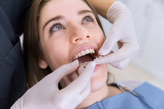 As vantagens do aparelho invisível As vantagens do aparelho invisível O tratamento ortodôntico evoluiu e trouxe novas alternativas para melhorar a dinâmica dos consultórios e facilitar o atendimento para os pacientes. O aparelho invisível tem grande responsabilidade por esse conforto.