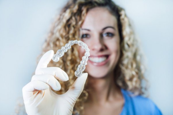 Passo a passo do tratamento ortodôntico com alinhador invisível Odontologia digital Já tratamos aqui no blog sobre as vantagens do tratamento ortodôntico com alinhadores invisíveis e agora iremos trazer para vocês um pouco de como acontece esse tratamento.