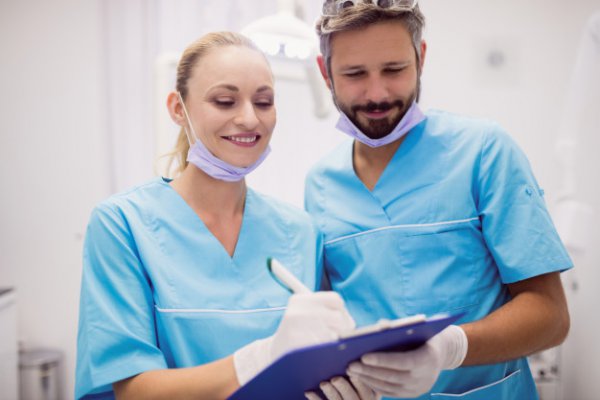Dicas importantes para iniciar sua carreira na odontologia Dicas importantes para iniciar sua carreira na odontologia Receber o canudo, depois de 5 anos de estudos é uma das fases mais marcantes na vida de um dentista. Mas no dia seguinte sempre bate o nervosismo e uma frase paira na consciência do formando: E agora?