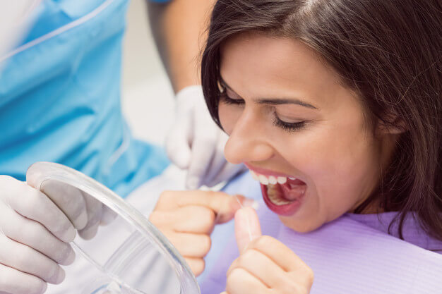 O papel do dentista na prevenção e conscientização O papel do dentista na prevenção e conscientização Apesar do aumento na procura de profissionais da área de odontologia, principalmente para tratamento estético, não é de costume da população manter consultas rotineiras para prevenção e manutenção da saúde bucal. Por isso, essa conscientização deve ser estimulada pelos dentistas.