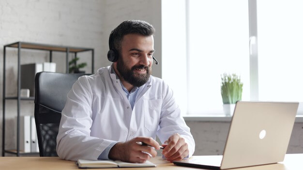 O que vai bombar seu consultório nesse ano Dentista falando com paciente pelo computador