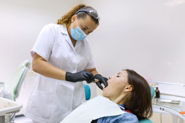 Anamnese odontológica correta Anamnese odontológica Quando o paciente chega pela primeira vez no consultório, não adianta pedir para ele ir abrindo a boca e já analisando todos os dentes. O primeiro contato entre o cirurgião-dentista e o paciente tem etapas diferentes das de um tratamento, também conhecida como anamnese odontológica.