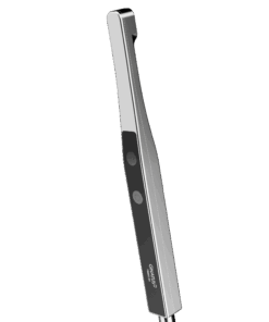 Câmera Intraoral Timex 2H Câmera intraoral Timex Câmera Intraoral Timex 2H Câmera intraoral Timex A câmera intraoral Timex é uma ferramenta poderosa. Com ela é possível exibir em tempo real para o paciente a situação da sua arcada, melhorando o poder de persuasão sobre a necessidade dos tratamentos. Também permite armazenar a situação dos dentes antes do tratamento, comparar com os resultados para melhorar o atendimento e aumentar a percepção de valor sobre o serviço prestado. Além da utilidade prática de facilitar a visualização de pequenos detalhes da arcada diretamente em uma tela de alta definição acoplada a cadeira odontológica.