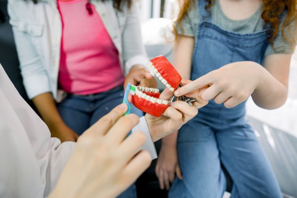 Clínica odontopediatra, monte a sua clínica odontopediatra Clínica odontopediatra, monte a sua clínica odontopediatra Assim como a compra do primeiro kit acadêmico, montar o seu consultório dos sonhos também é um momento muito importante no crescimento profissional e nós queremos estar juntos com você. Com as principais dicas para montar sua clínica odontopediatra.