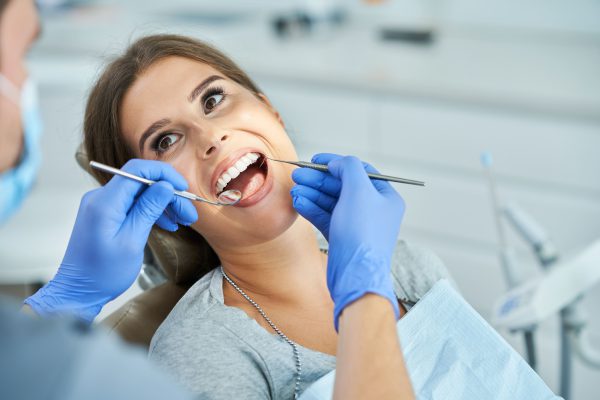 Especialistas em sorrisos – Todas as áreas de atuação da odontologia consultório moderno A clínica geral, para os especialistas em sorrisos – odontologia clínica é uma excelente opção de atuação no ramo. Sua atuação envolve lidar com o atendimento básico e inúmeras patologias do sistema estomatognático.