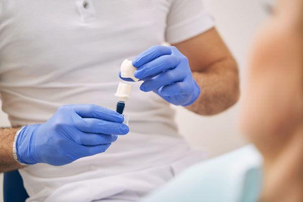 Especialistas em sorrisos – Todas as áreas de atuação da odontologia consultório moderno A clínica geral, para os especialistas em sorrisos – odontologia clínica é uma excelente opção de atuação no ramo. Sua atuação envolve lidar com o atendimento básico e inúmeras patologias do sistema estomatognático.