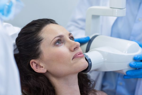 Porque escolher a radiologia odontológica radiologia odontológica A odontologia tem muitas especialidades para se escolher atuar, mas a radiologia odontológica tem sido uma especialização que está ganhando muito espaço no mercado. Sem falar que os avanços tecnológicos trazem a essa área mais praticidade, efetividade e sucesso.