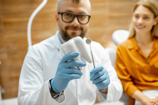 Perspectivas da odontologia para 2023 odontologia para 2023 Perspectivas da odontologia para 2023 odontologia para 2023 A odontologia para 2023 já vai começar com a regulamentação, bem estabelecida, na liberação da atuação dos cirurgiões-dentistas em procedimentos de estética como preenchimentos labiais e toxinas botulínicas