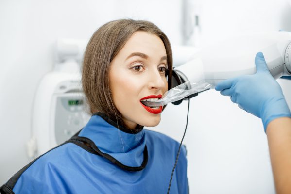 Porque escolher a radiologia odontológica radiologia odontológica A odontologia tem muitas especialidades para se escolher atuar, mas a radiologia odontológica tem sido uma especialização que está ganhando muito espaço no mercado. Sem falar que os avanços tecnológicos trazem a essa área mais praticidade, efetividade e sucesso.