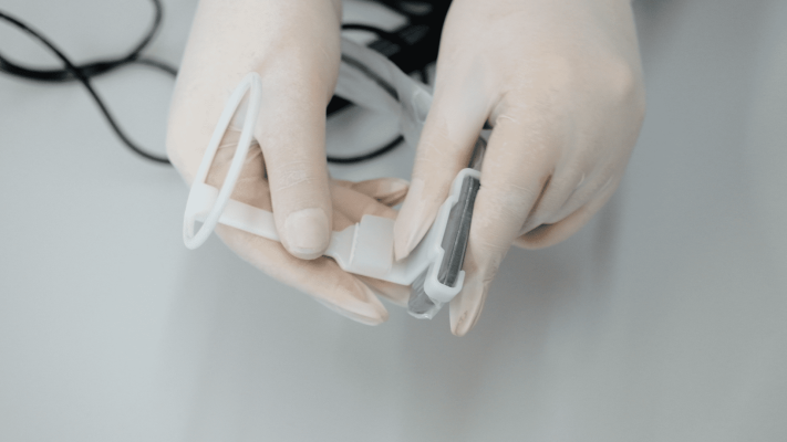 O uso de posicionador radiográfico na odontologia posicionador radiográfico Sabemos e defendemos os procedimentos de imagem na dinâmica de um atendimento odontológico e para a execução de uma radiografia de sucesso é preciso um posicionador radiográfico. Mas você conhece os posicionadores e sabe como escolher o melhor para o seu consultório?