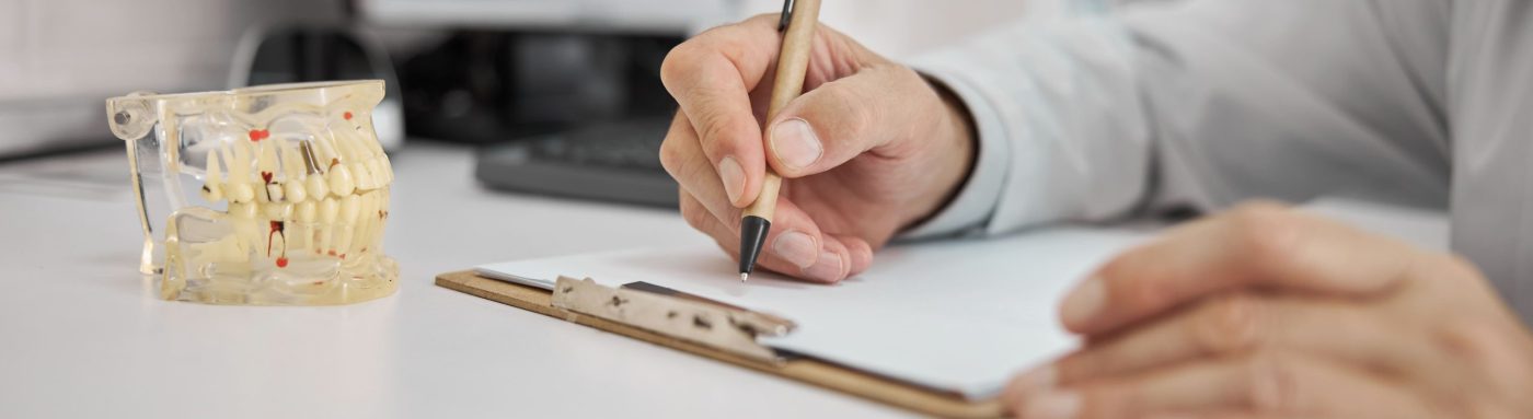 Home Produtos Odontológicos Como loja de produtos odontológicos, a Gnatus possui confiabilidade de quem está presente no mercado a um tempo considerável, sem contar que não há terceirização na produção, o que garante padronização e segurança. Não é apenas uma loja revendedora, mas também idealizadora dos produtos e fabricante, alinhando toda a cadeia de produção e tendo como resultado produtos odontológicos de nível máximo de durabilidade e desempenho.