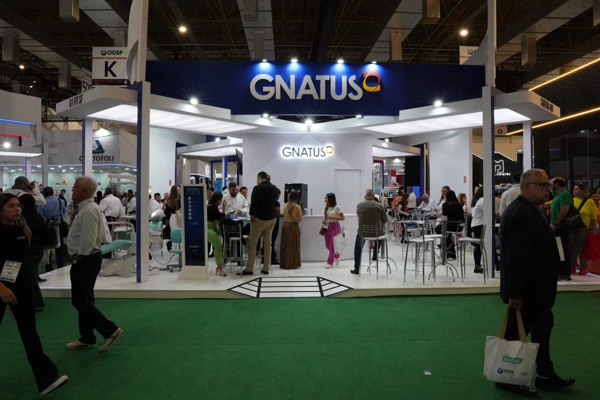 Gnatus participa do VII Congresso Internacional de Odontologia do Ceará CIOCE Gnatus participa do VII Congresso Internacional de Odontologia do Ceará CIOCE Ribeirão Preto (SP), XX de março de 2023 – Mais uma vez, a Gnatus, indústria de equipamentos odontológicos, participa do Cioce - Congresso Internacional de Odontologia, que acontece entre os dias 6 e 9 de maio, no Centro de Eventos do Ceará (Avenida Washington Soares, 999, no Edson Queiroz), em Fortaleza (CE). Em sua 7ª edição, o congresso - considerado o maior evento científico odontológico do norte nordeste do país, promoverá diversos cursos e simpósios, além da participação de empresas do ramo odontológico com estandes e ativações.  Focada na odontologia digital, a Gnatus apresentará em seu estande demonstrações e ensinamentos de como funcionam alguns dos seus equipamentos, entre eles, o scanner intraoral - sua principal novidade.