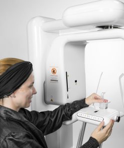 RAIO X PAPAYA 3D PREMIUM RAIO-X PAPAYA 3D PREMIUM RAIO X PAPAYA 3D PREMIUM RAIO-X PAPAYA 3D PREMIUM Raio X Panorâmico Gnatus. O poder absoluto da imagem. Em uma parceria estratégica com a Genoray, marca Sul-Coreana de grande expressão nas áreas Médica e Odontológica, a Gnatus Digital traz para o Brasil as mais avançadas soluções em Raios X 2D e 3D, redefinindo os padrões de precisão, eficiência e qualidade de imagem nos exames radiológicos.